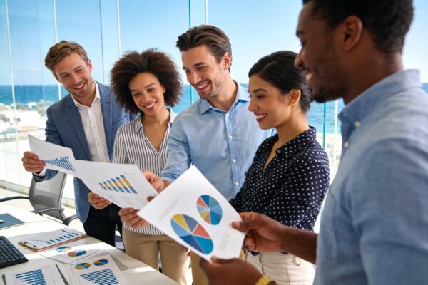 Équipe commerciale en réunion autour de résultats